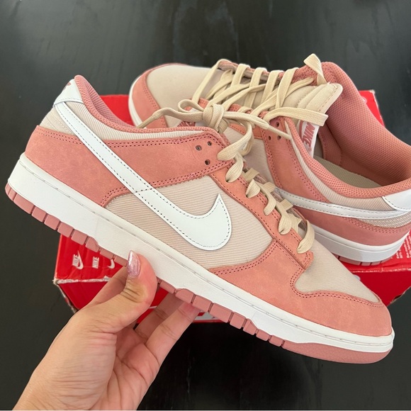 ✔️New✔️ NIKE Dunk Low Retro PRM Red Stardust - Picture 3 of 12